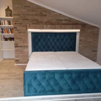 Modrá manželská posteľ Modrá manželská posteľ